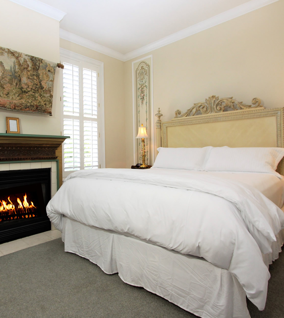 Discover Contemporary Guest Rooms and Modern Amenities in The Heart of Napa