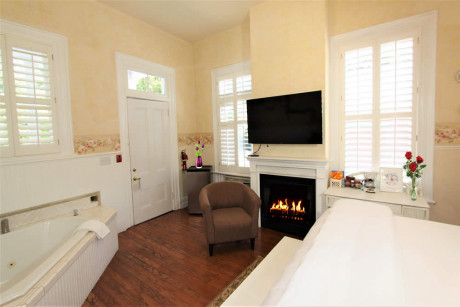 The Napa Inn - room with bed, spa tub and fireplace