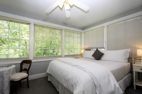 The Napa Inn - king bed with windows