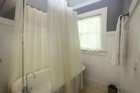 The Napa Inn - clawfoot tub and towels