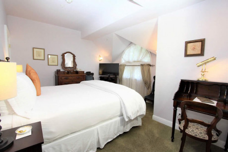The Napa Inn - Bed with desk and chair
