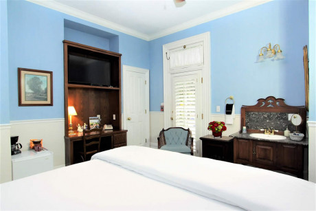 The Napa Inn - bed and TV, chair and sink area