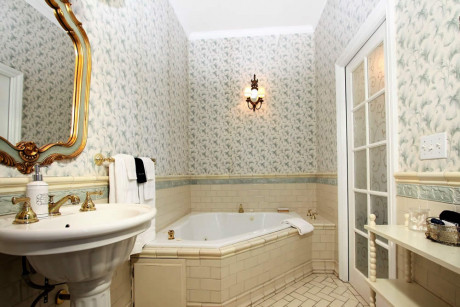 The Napa Inn - bathroom with sink and spa tub