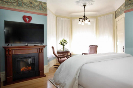 The Napa Inn - fireplace, bed and TV