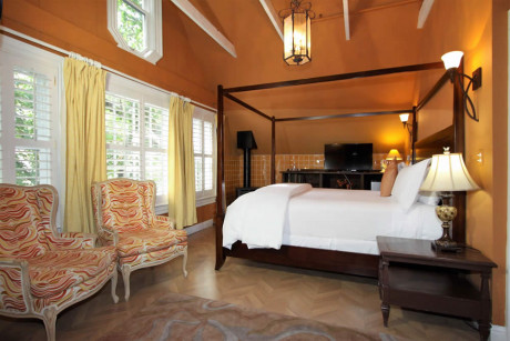 The Napa Inn - four poster bed, chairs and TV