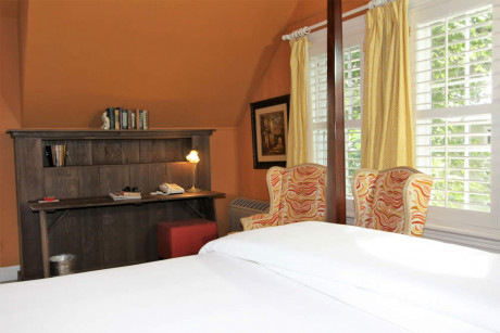 The Napa Inn - four poster bed, chairs, windowns and desk